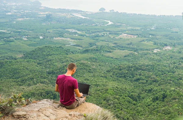 Man werkt met laptop — Stockfoto