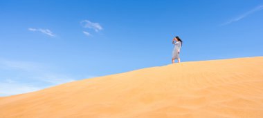 Sand dune adlı duran kadın