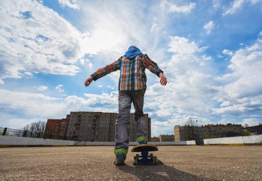 Çocuğu kaykay için gidiyor