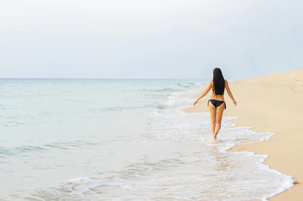 Kvinnan promenad stranden — Stockfoto