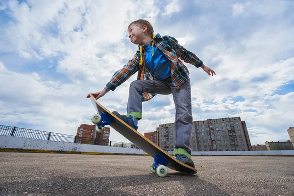 Boy va faire du skateboard — Photo