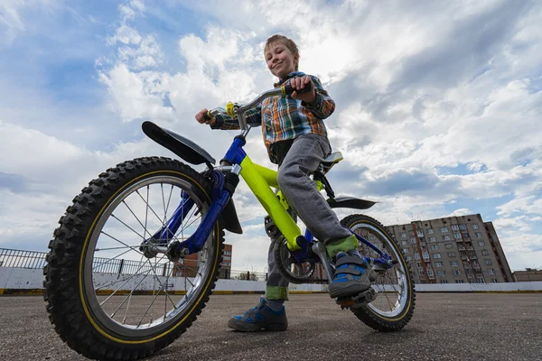 Boy and bike — Stock Photo, Image