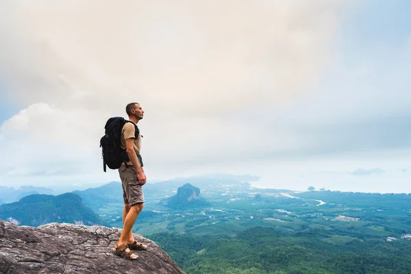 Vandrare med packpack — Stockfoto