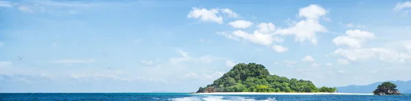 Panoramic picture of tropical island — Stock Photo, Image