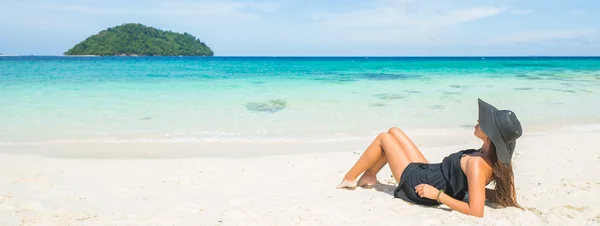 Joven hermosa mujer en la playa. — Foto de Stock