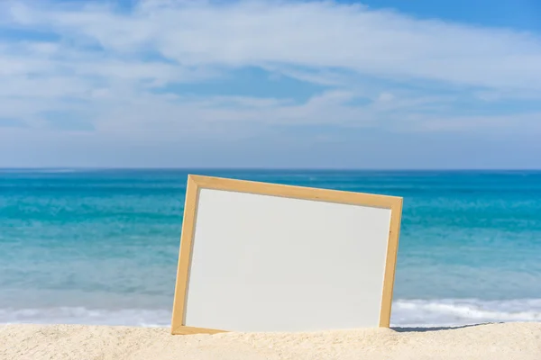 Tablero blanco en la playa — Foto de Stock