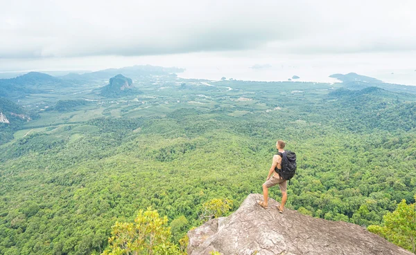 Traveler  standing and enjoying  nature — Stock Photo, Image