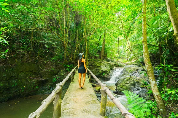 Mujer en bosque tropical — Foto de Stock