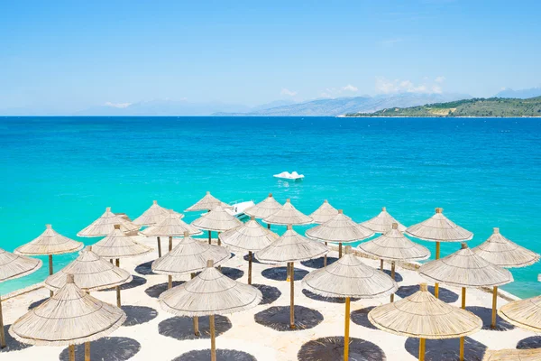 Paraguas en la hermosa playa — Foto de Stock