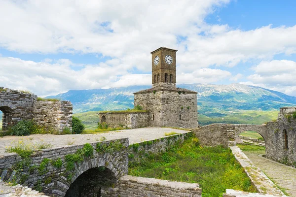 Башта годинника у він Gjirokaster — стокове фото