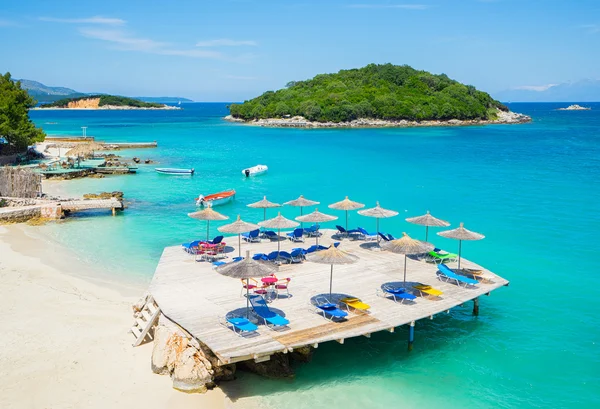 Parasols en ligstoelen op het strand — Stockfoto