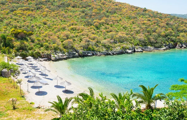 Parasole i leżaki na plaży — Zdjęcie stockowe