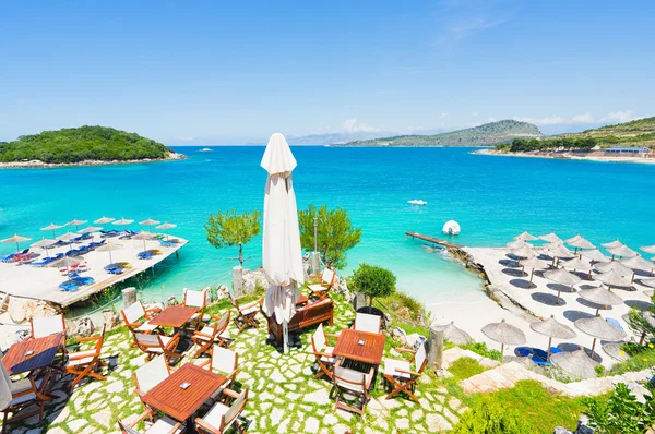 Umbrellas and deckchairs on the beach — Stock Photo, Image