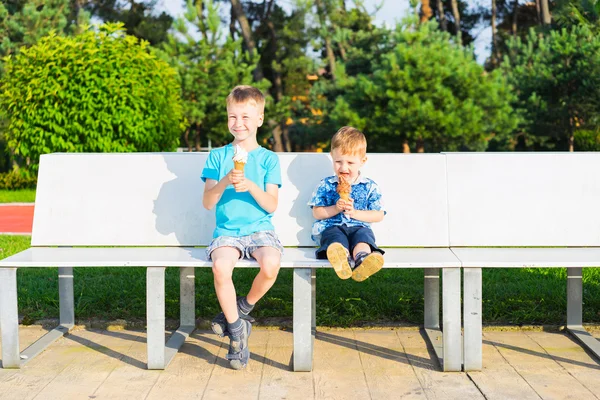 Duas crianças comendo sorvete — Fotografia de Stock