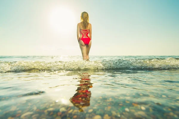 빨간 수영복에 아름 다운 여자 — 스톡 사진
