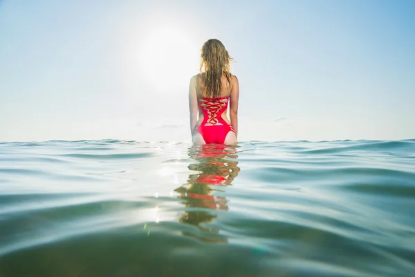 Schöne Frau in roter Badebekleidung — Stockfoto