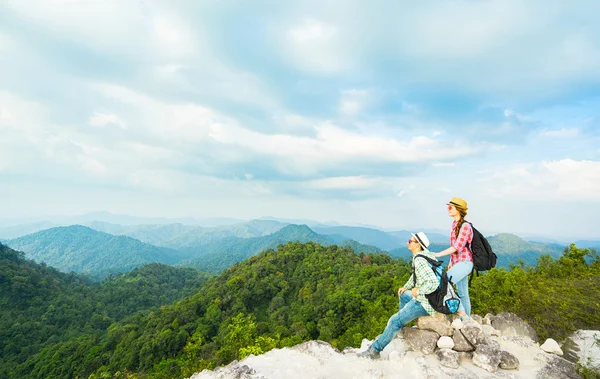 Backpackers enjoying a valley view — Stock Photo, Image