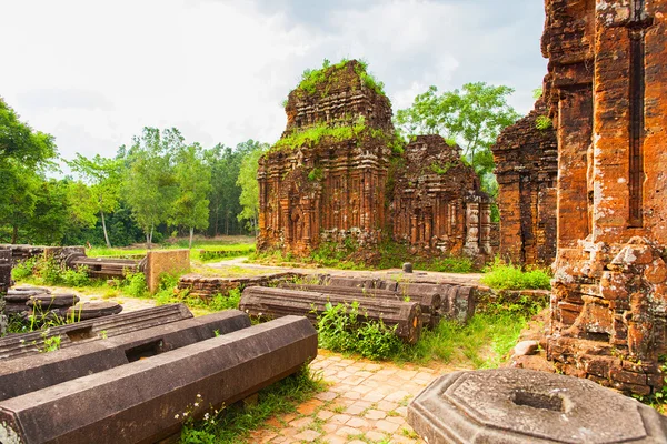 Remains of Hindu tower-temples at My Son — Stock Photo, Image