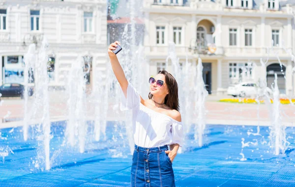 Joven feliz mujer hacer selfie — Foto de Stock