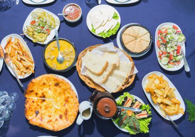 Geleneksel Gürcü yemekleri masada havai görünümü