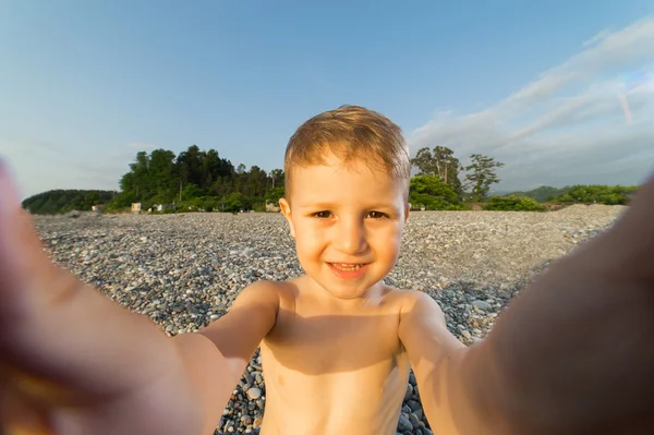 Pequeno menino feliz fazer selfie — Fotografia de Stock