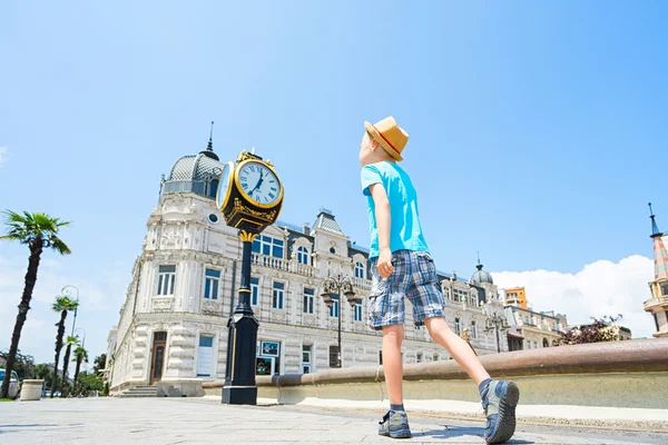 Pojke i hatten promenader i gamla stan — Stockfoto