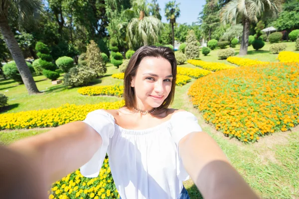 Mujer hacer selfie — Foto de Stock