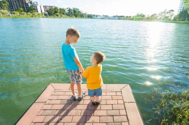 küçük kardeşler iskelede duran