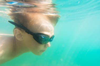  Çocuk sualtı portre