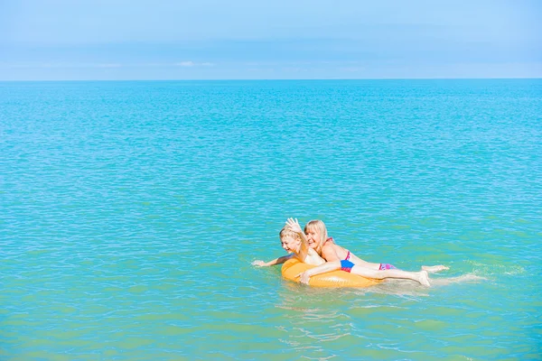 Mutter und Sohn schwimmen — Stockfoto