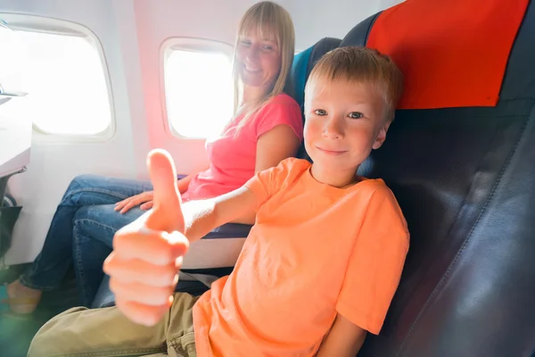 Famille assise dans l'avion — Photo