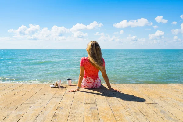 Mujer sentada sola en el muelle — Foto de Stock