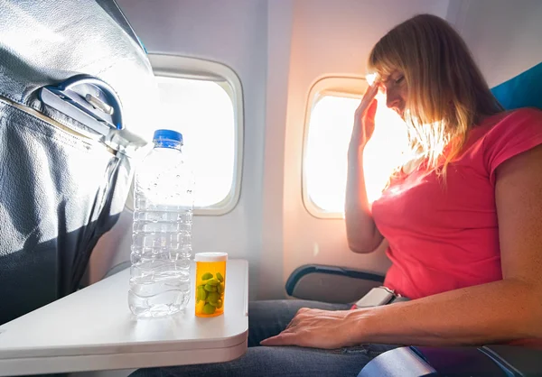 Medo de voar mulher no avião — Fotografia de Stock