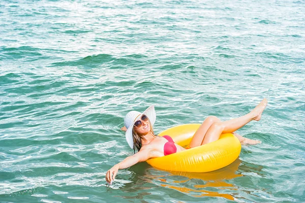 Woman  relaxing   on the sea. — Stock Photo, Image