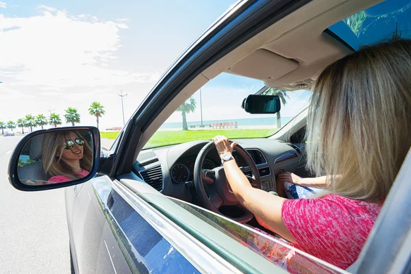 Mujer conducir un coche — Foto de Stock