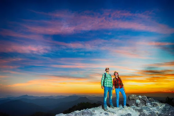 Wandelaars met rugzakken, genieten van zonsondergang — Stockfoto