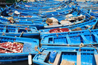  Essouira sahil üzerinde limanda balıkçı teknesi