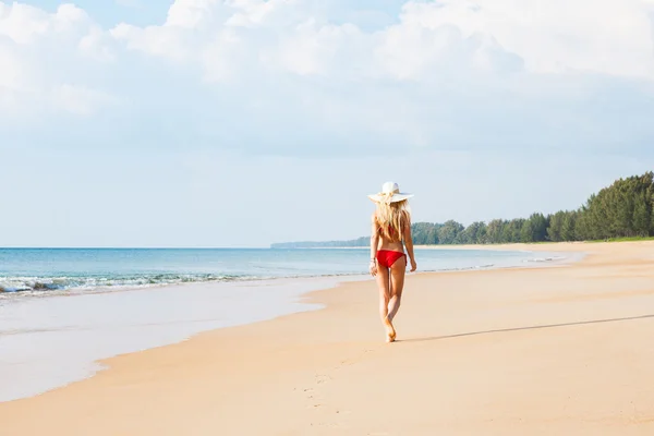 Donna in bikini che cammina sulla spiaggia — Foto Stock