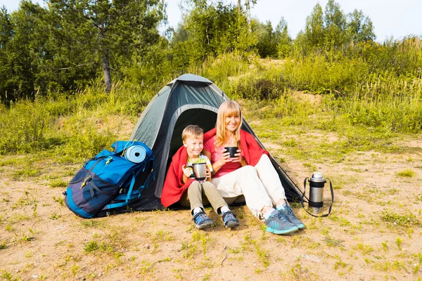 Famiglia (madre e figlio) campeggio in tenda — Foto Stock