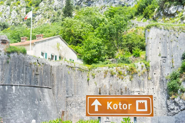 O sinal "KOTOR" e fortaleza — Fotografia de Stock