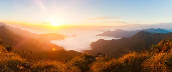 Panorama van de prachtige zonsopgang — Stockfoto