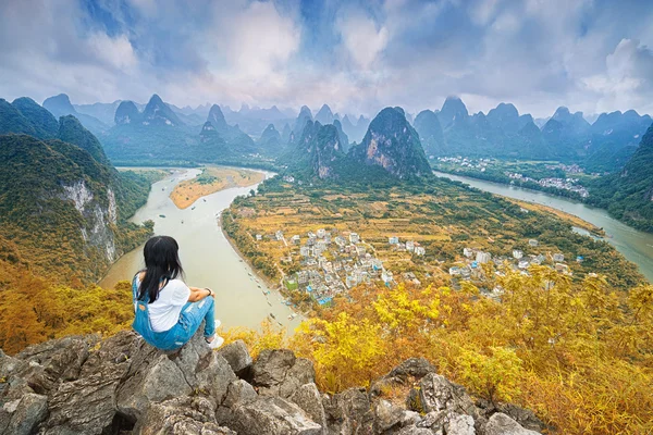 Femme assise sur le sommet de la montagne — Photo