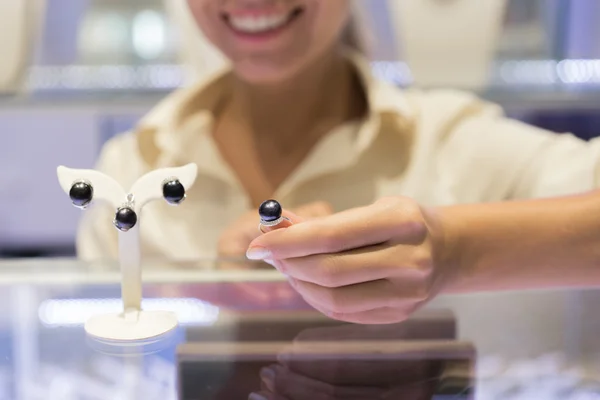 Satıcı jewerly Dükkanı gösterisi ile siyah inci ayarla.