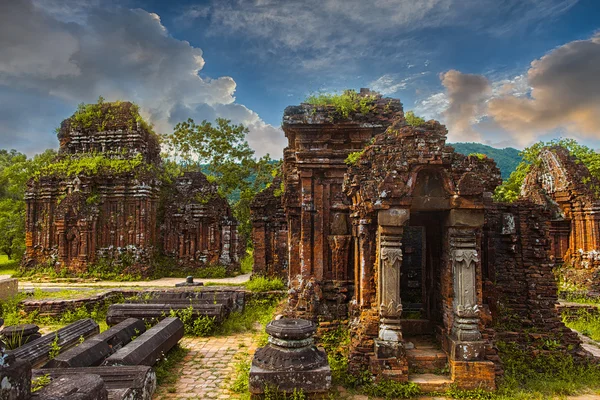 Remains of Hindu tower-temples at My Son Sanctuary — Stock Photo, Image