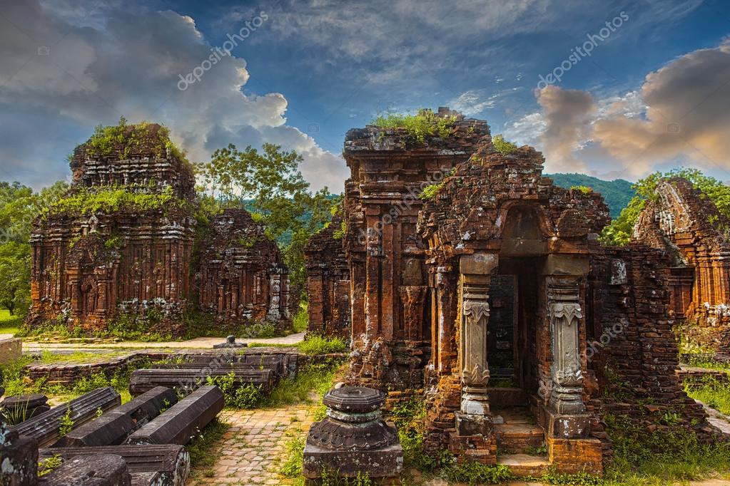 Vestiges de la tour-temples hindous Ã  mi-sÃ¶n â€” Photo