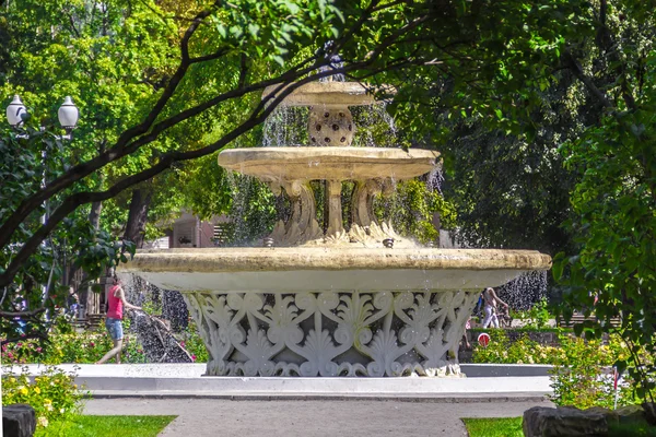 Parkta küçük çeşme