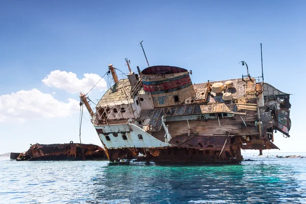 Kırık gemi denizde