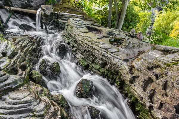 Yapay basamaklı şelale