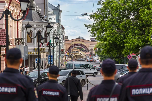 Kazan sokaklarda devriye polis