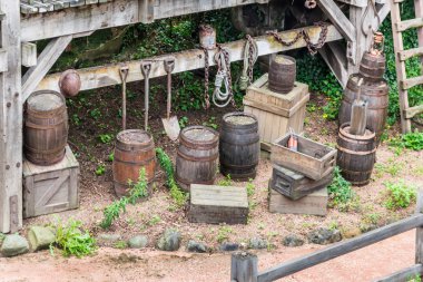 Cazibe sahne ile Tnt, ipleri ve varil